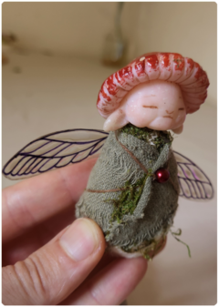 Bebê Fada Cogumelo 1 - Escultura Art Doll Elemental Amanita - TerraTundra - Artes Mágicas