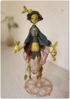 Veridia, a Criatura Planta-Semente - Art Doll Articulado, Boneca Elemental Única - TerraTundra - Artes Mágicas