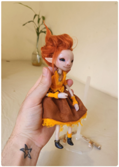 Hi, a Elemental do Fogo - Pequena Viajante Art Doll, Escultura Única - comprar online