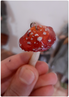 Imagem do Kit pingente cogumelo flexível Amanita Muscaria + Brincos Asas de Fada