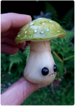 Collectible Miniature: Mushroom Being 05 - Green | Fungus Art Doll - TerraTundra - Artes Mágicas