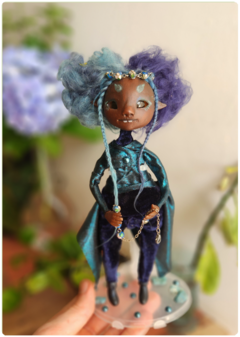 Imagem do Mizu, a Elemental da Água - Pequena Viajante Art Doll, Escultura Única