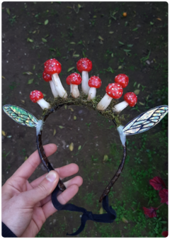 Coroa de Cogumelos com Asas de Fada - Tiara Visionária Amanita Muscaria - TerraTundra - Artes Mágicas