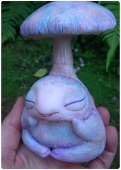 Art Doll PINYON, Baby Mushroom Being Iridescent Pastel - Magic Fungus OOAK Sculpture - TerraTundra - Artes Mágicas