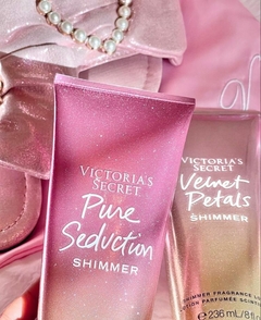 Creme Corporal Victoria`s Secrets Velvet Petals Shimmer C/ Brilho 236ml