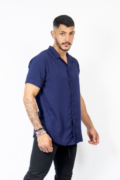 CAMISA BÁSICA AZUL MARINHO - comprar online