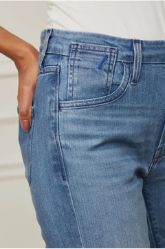 Calça jeans Flare Resinada - Estilo Trellis  | Vista-se com a Trellis