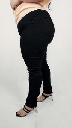 Calça Jeans Feminina Preta Plus Size na internet