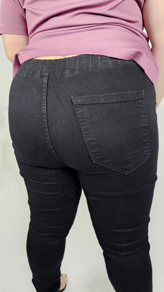 Imagem do Calça Jeans Feminina Jogger Preta Plus Size