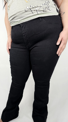 Calça Jeans Preta Flare Vizzy Plus Size na internet