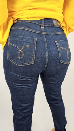 Calça Jeans Feminina Lavagem Azul Escura Lisa - Lojinha da Bis