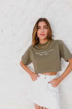 camisa cropped musgo