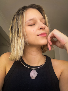 Mulher loira utilizando colar choker com pedra natural de quartzo rosa