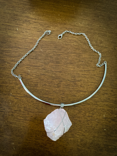 colar choker com pedra bruta de quartzo rosa