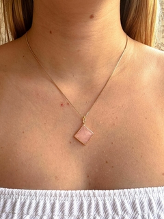 Colar Pirâmide Quartzo Rosa - Banho Ouro 18k - comprar online