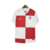 Camisa oficial da seleção croata - Modelo masculino para torcedores - Design em vermelho e branco - Edição limitada 24/25 - Confeccionada em tecido leve e confortável - Escudo da seleção bordado no peito - Ideal para torcer durante os jogos - Combinação d