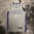 Jersey Sacramento Kings 22/23 City Edition, o uniforme oficial do seu time favorito! - Mostre sua paixão pelo Sacramento Kings com o Jersey 22/23 City Edition. - O Jersey Sacramento Kings 22/23 City Edition é perfeito para os fãs de basquete. - Adquira já