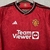 Kit infantil Manchester United Home, vermelho vibrante, uniforme de futebol, temporada 23/24, camiseta, calção, meião, tecido respirável, confortável, design moderno, escudo bordado, ídolos do futebol, time inglês, presente perfeito para crianças, paixão 