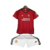 Kit infantil Manchester United Home, vermelho vibrante, uniforme de futebol, temporada 23/24, camiseta, calção, meião, tecido respirável, confortável, design moderno, escudo bordado, ídolos do futebol, time inglês, presente perfeito para crianças, paixão 