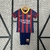 Kit Infantil Barcelona Home 13/14 Retrô - Camisa retrô do Barcelona para crianças - Uniforme infantil do Barcelona - Azul e grená: as cores do Barça - Estilo e tradição no kit infantil do Barcelona - Conforto e qualidade para os pequenos torcedores - Idea