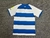 Camisa oficial do Queens Park Rangers Modelo masculino para torcedores Versão home 24/25 Cores azul e branco Tecido de alta qualidade Escudo do clube bordado Design moderno e estiloso Confortável e resistente Ideal para usar em jogos e no dia a dia Produt