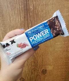 BARRA PROTEICA MAX TITANIUM POWER PROTEIN BAR MORANGO SENSATION - 28G DE PROTEÍNA