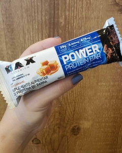 BARRA PROTEICA MAX TITANIUM POWER PROTEIN BAR MILK CARAMEL - 29G DE PROTEÍNA