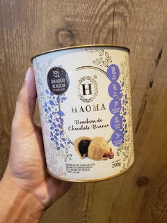 BOMBOM DE CHOCOLATE HAOMA - BOMBOM DE CHOCOLATE BRANCO COM RECHEIO DE CREME DE AVELÃ COM CACAU - 200g