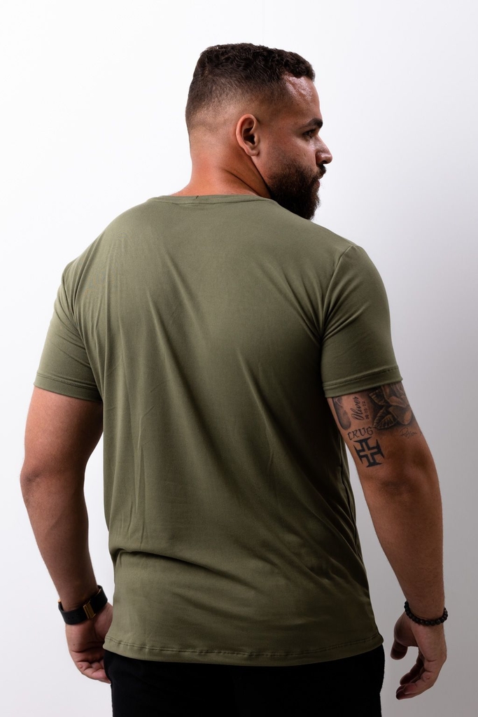 camiseta básica verde militar