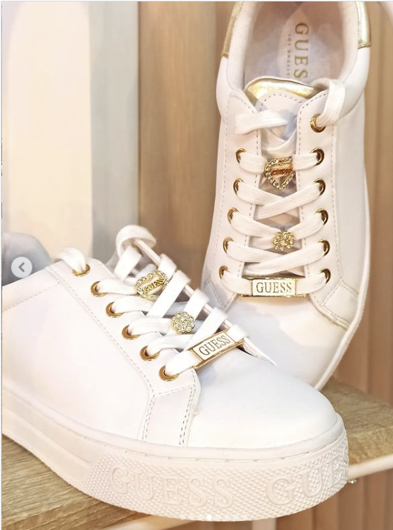 Zapatillas fashion blancas con dorado