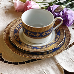 TRÍO DE TÉ ESTILO VERSACE EN AZUL Y ORO DE PORCELANA - comprar online