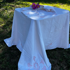 MANTEL DE ALGODÓN CON FLORES BORDADAS - María Historieta