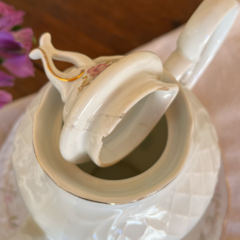 Imagen de CAFETERA DE PORCELANA SCHMIDT 23 CM DE ALTO