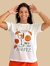 T-shirt branca com estampa de Aperol Spritz, mostrando um copo com bebida e frutas.