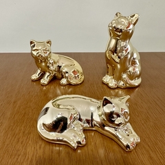 Kit decorativo dourado c/ três gatos de porcelana