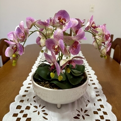 Arranjo de orquídeas rosa em vaso de cerâmica para mesa