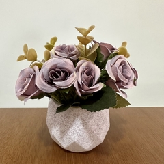 Arranjo de rosas com flor artificial permanente e vaso de cerâmica lilás