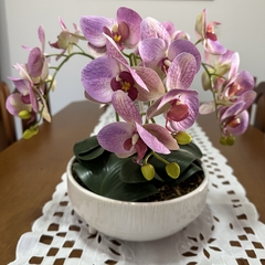 Arranjo de orquídeas rosa em vaso de cerâmica para mesa - loja online