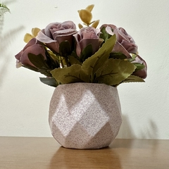 Arranjo de rosas com flor artificial permanente e vaso de cerâmica lilás na internet