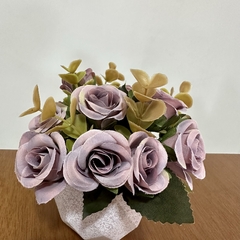 Arranjo de rosas com flor artificial permanente e vaso de cerâmica lilás - comprar online