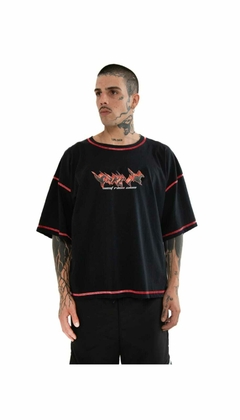 REMERA RED METAL FAKE IT