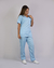 Imagem do pijama cirúrgico para médicos veterinários em tecido Oxford 100% Poliéster, na cor azul bebê, composto por blusa e calça. Ideal para profissionais que buscam conforto e durabilidade em sua rotina de trabalho.