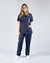 Imagem do pijama cirúrgico para médicos veterinários em tecido Gabardine Premium, na cor azul marinho, composto por blusa e calça. Ideal para profissionais que buscam conforto e durabilidade em sua rotina de trabalho.