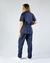 Imagem do pijama cirúrgico para médicos veterinários em tecido Gabardine Premium, na cor azul marinho, composto por blusa e calça. Ideal para profissionais que buscam conforto e durabilidade em sua rotina de trabalho.