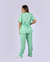 Imagem do pijama cirúrgico para médicos veterinários em tecido Gabardine Premium, na cor verde água, composto por blusa e calça. Ideal para profissionais que buscam conforto e durabilidade em sua rotina de trabalho.