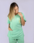 Imagem do pijama cirúrgico para médicos veterinários em tecido Gabardine Premium, na cor verde água, composto por blusa e calça. Ideal para profissionais que buscam conforto e durabilidade em sua rotina de trabalho.