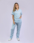 Imagem do pijama cirúrgico para médicos veterinários em tecido Gabardine Premium, na cor azul bebê, composto por blusa e calça. Ideal para profissionais que buscam conforto e durabilidade em sua rotina de trabalho.