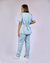 Imagem do pijama cirúrgico para médicos veterinários em tecido Gabardine Premium, na cor azul bebê, composto por blusa e calça. Ideal para profissionais que buscam conforto e durabilidade em sua rotina de trabalho.