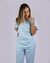 Imagem do pijama cirúrgico para médicos veterinários em tecido Gabardine Premium, na cor azul bebê, composto por blusa e calça. Ideal para profissionais que buscam conforto e durabilidade em sua rotina de trabalho.