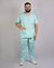 Imagem do pijama cirúrgico para médicos veterinários em tecido Oxford 100% Poliéster, na cor verde água composto por blusa e calça. Ideal para profissionais que buscam conforto e durabilidade em sua rotina de trabalho.